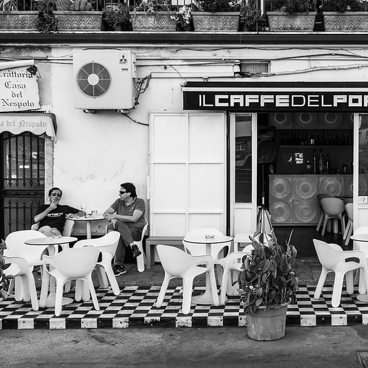 Il caffè del porto. 2 men having coffee